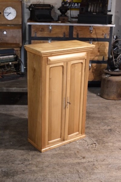 meuble de metier ancien etroit  2 portes en noyer clair brut